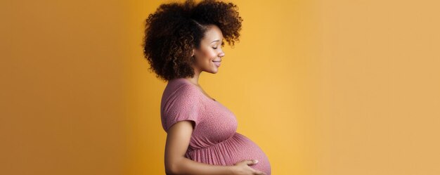 A essência brilhante da maternidade capturada no retrato de uma mulher afro-americana grávida