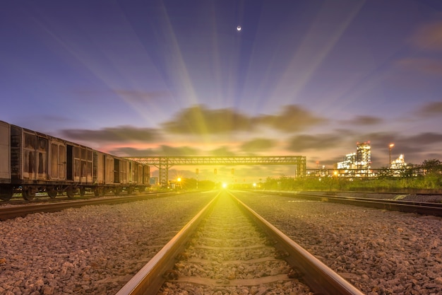 A estação ferroviária no crepúsculo.