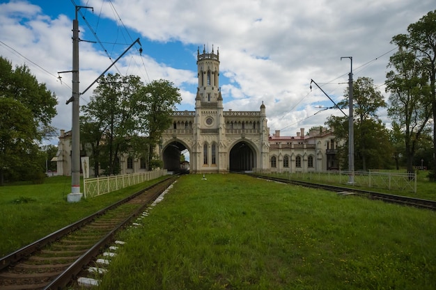 A estação ferroviária Peterhof parece um castelo gótico, São Petersburgo, Rússia