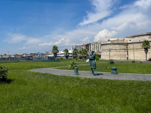 A estátua adeus no porto de Civitavecchia