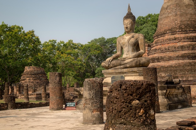 A estátua Buda de Wat Phra si rattana mahathat ou Wat Phra Prang no parque histórico de sri Satchanalai Província de Sukhothai Tailândia