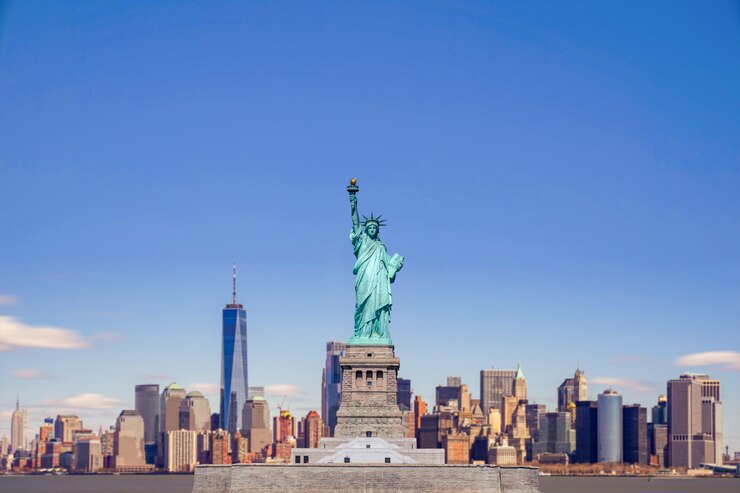 Foto a estátua da liberdade com o centro da construção do comércio mundial um sobre o rio hudson e o fundo da arquitetura da cidade de new york, marcos da baixa manhattan new york city.