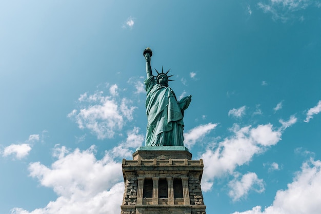 A Estátua da Liberdade contra o céu azul.