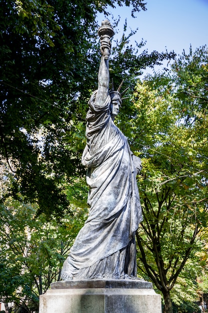 A estátua da liberdade nos jardins de Luxemburgo, Paris