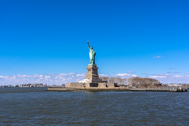 A estátua da liberdade sob o céu azul