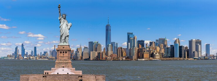 Foto a estátua da liberdade sobre a cena panorama do lado do rio da paisagem urbana de nova york, que local é menor manhattan, estado unido da américa, eua, arquitetura e construção com turista