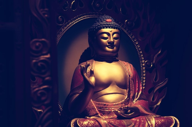 A estátua de buda dourada da ásia escultura de arte antiga budismo com fundo de desenvolvimento de cores frias