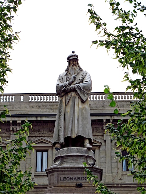 A estátua de Leonardo da Vinci Milão Itália