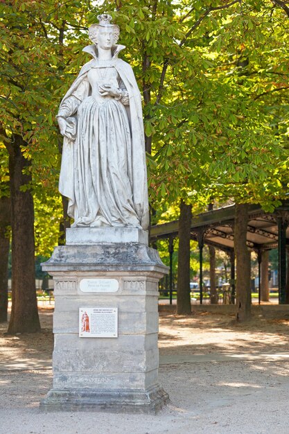 A estátua de Mary Stuart no jardim do Luxemburgo, em Paris