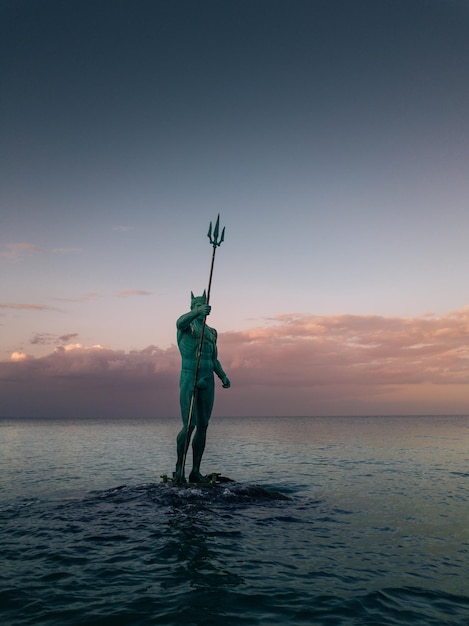 Foto a estátua de netuno no mar