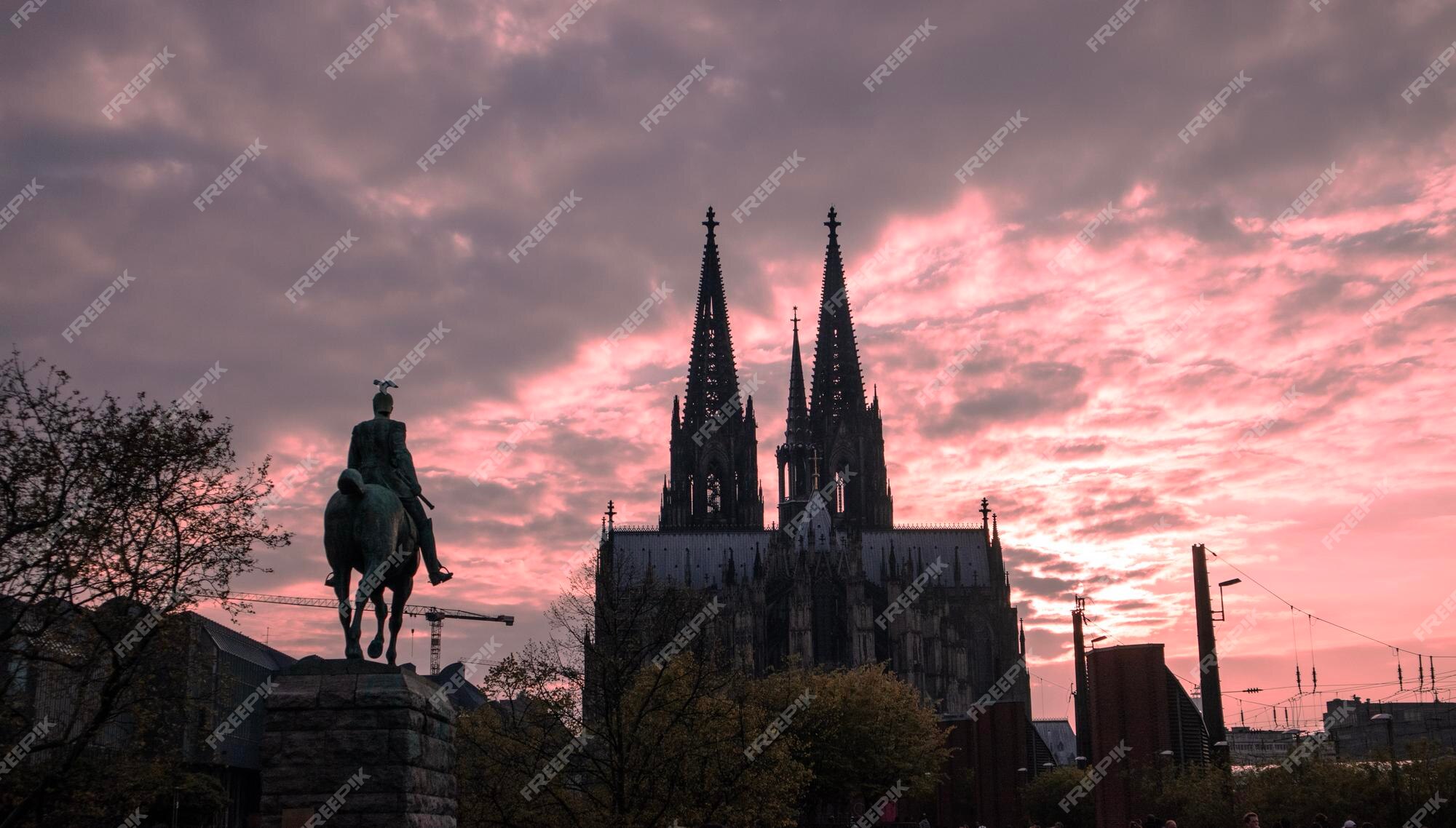 Estátua De Cavalo Em Frente a Um Céu Nublado Foto de Stock - Imagem de  animal, olho: 221252936