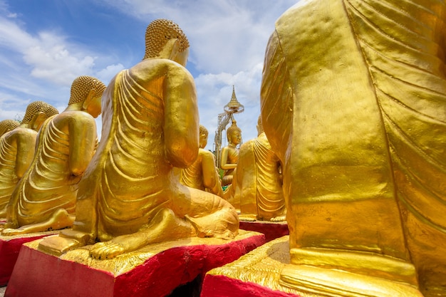 A estátua do Buda de ouro com 1250 discípulos no parque memorial budista Makha Bucha foi construído por ocasião do Grande período, Nakhon Nayok, Tailândia