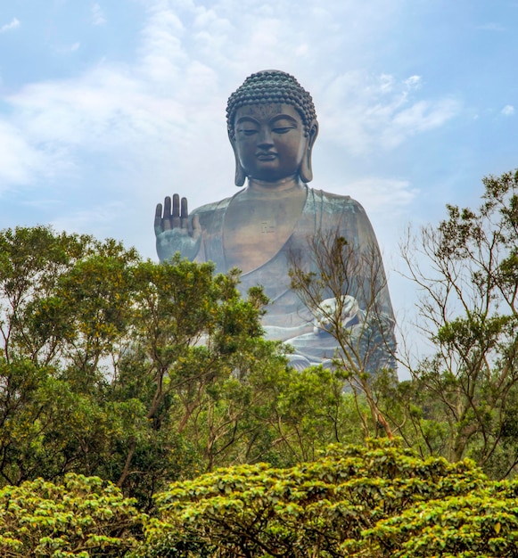 A estátua do Buda Tian Tan é a grande estátua de Buda de bronze Isso também chama o Grande Buda localizado na Ilha Ngong Ping Lantau em Hong Kong