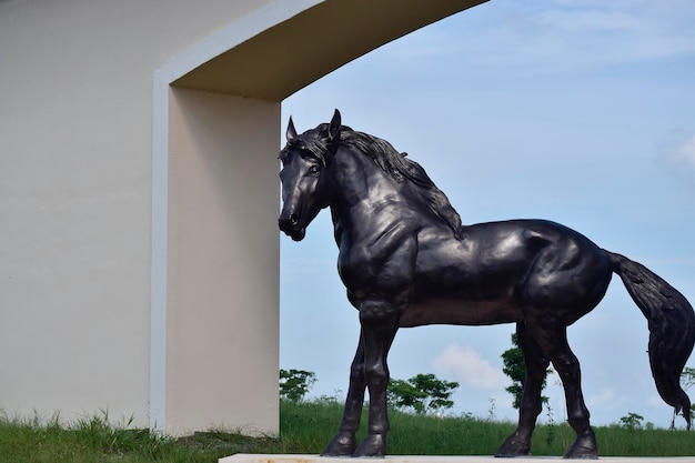 a estátua do cavalo é um salto Para alcançar a meta ou a vitória