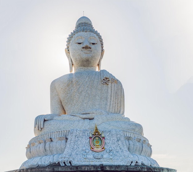 A estátua do grande buda foi construída no topo de uma colina alta em phuket, tailândia. pode ser vista à distância.