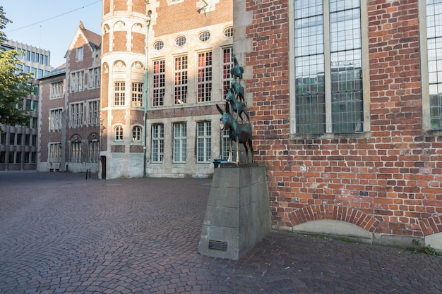 Foto a estátua dos músicos da cidade de bremen em bremen, alemanha