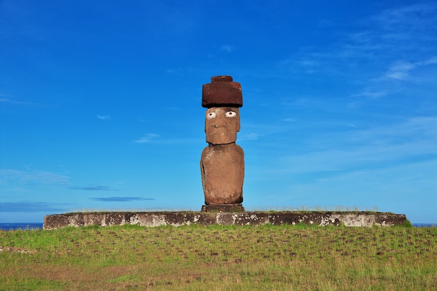 A estátua Moai em Ahu Tahai, Ilha de Páscoa, Chile