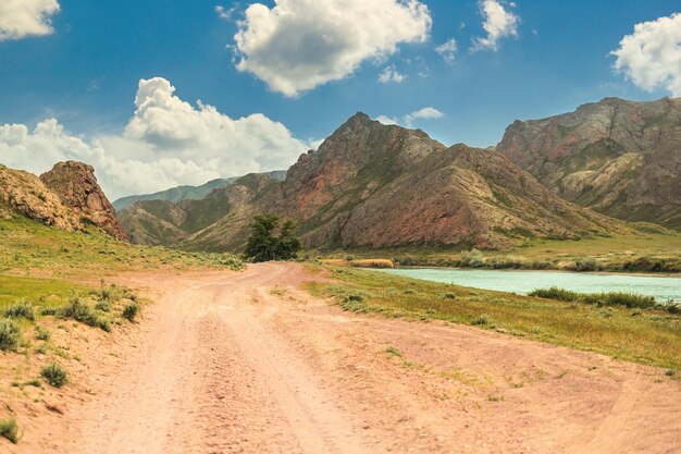 A estrada ao longo do rio Ili no trato Tanbaly tas na região de Almaty do Cazaquistão