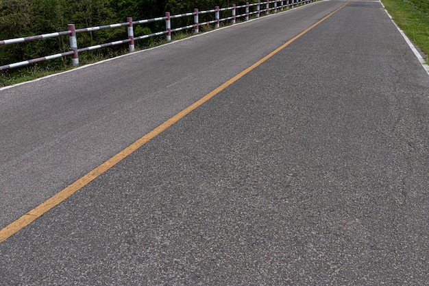 Foto a estrada asfaltada com marcação alinha o fundo branco da textura das listras.