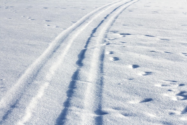 Foto a estrada através da neve indo para a distância paisagem de inverno