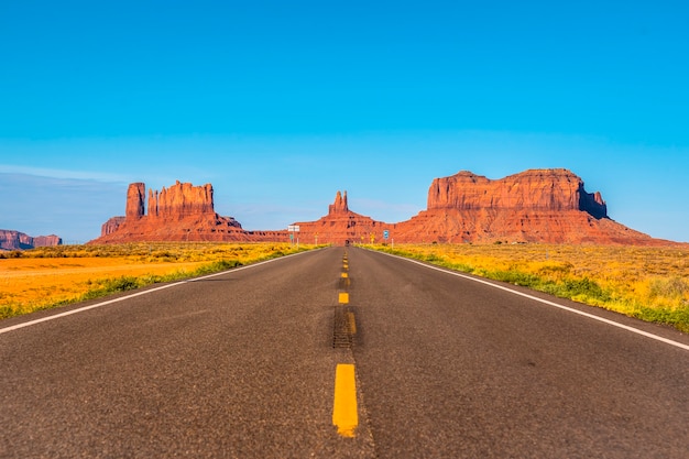 A estrada com suas linhas amarelas de Monument Valley, Utah