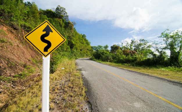 Foto a estrada curva e céu azul