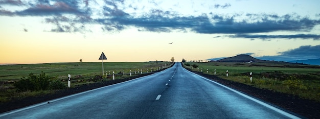 A estrada curva lindamente à noite