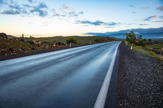 A estrada curva lindamente à noite