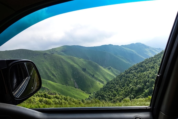 A estrada de alta montanha para o trato de JilySu Caucasus KabardinoBalkaria Rússia