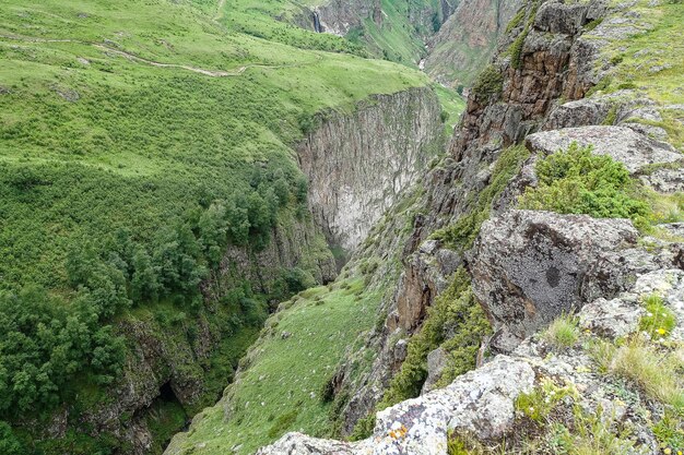 A estrada de alta montanha para o trato de JilySu Caucasus KabardinoBalkaria Rússia