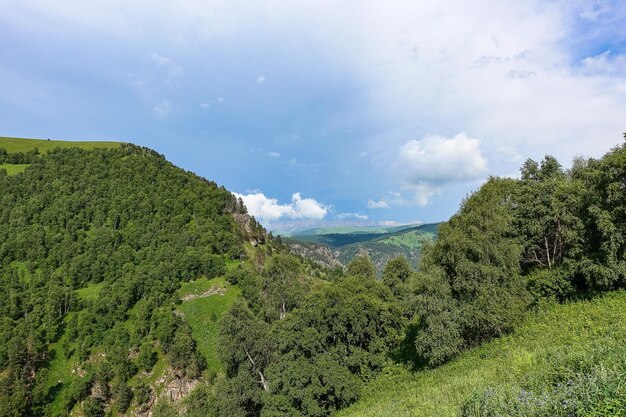 A estrada de alta montanha para o trato de JilySu Caucasus KabardinoBalkaria Rússia