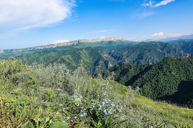 A estrada de alta montanha para o trato de JilySu Caucasus KabardinoBalkaria Rússia