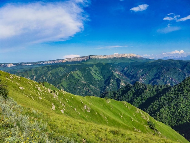 A estrada de alta montanha para o trato de JilySu Caucasus KabardinoBalkaria Rússia