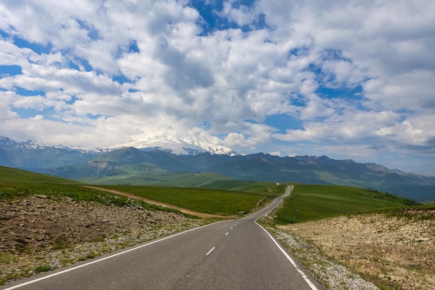 A estrada de alta montanha para o trato de JilySu Caucasus KabardinoBalkaria Rússia