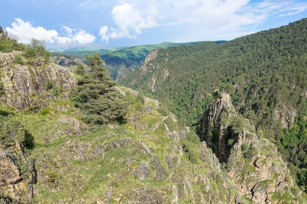 A estrada de alta montanha para o trato de JilySu Caucasus KabardinoBalkaria Rússia