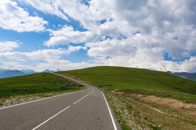 A estrada de alta montanha para o trato de JilySu Caucasus KabardinoBalkaria Rússia