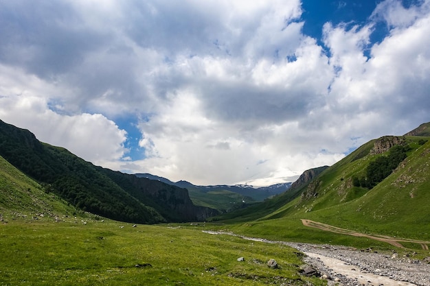 A estrada de alta montanha para o trato de JilySu Caucasus KabardinoBalkaria Rússia