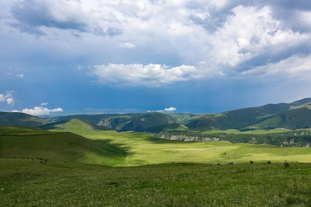 A estrada de alta montanha para o trato de JilySu Caucasus KabardinoBalkaria Rússia