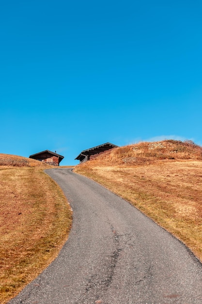 A estrada de dobra para as terras altas em Seiser Alm Tirol do Sul Itália Foto vertical