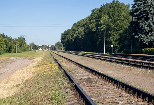 A estrada de ferro em um dia de verão quente e brilhante