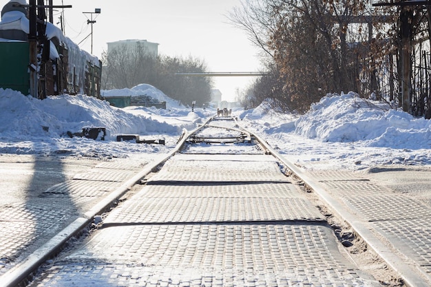 A estrada de ferro se distancia do espaço de cópia de foco seletivo da paisagem de inverno