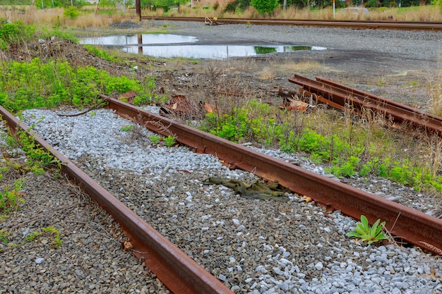 A estrada de ferro segue um velho gasto e exige o reparo urgente da estrada de ferro.