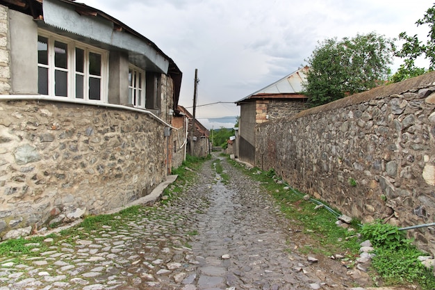 A estrada de pedra na vila de Kish, Azerbaijão