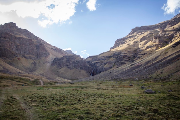 A estrada de terra atravessa as montanhas