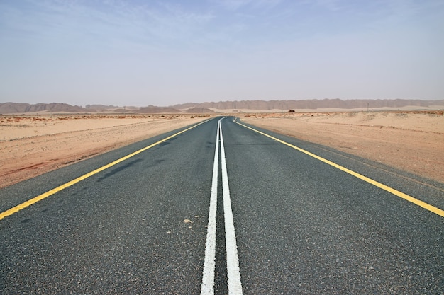 A estrada do deserto para al ula, arábia saudita