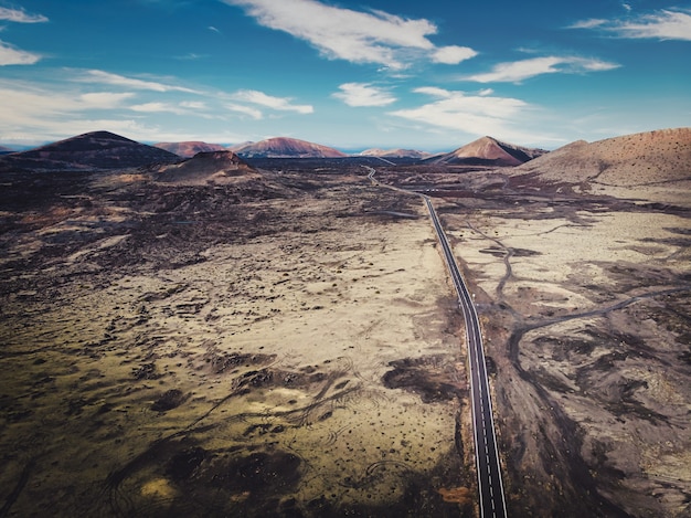 A estrada é cercada por lava vulcânica