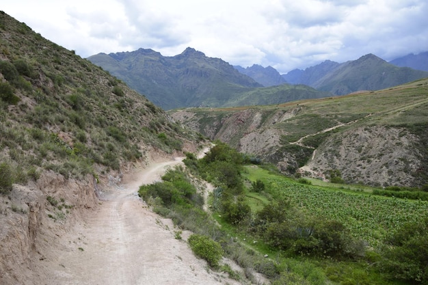 A estrada entre as montanhas para os terraços de sal de Maras na cordilheira dos Andes na região de Cusco Peru