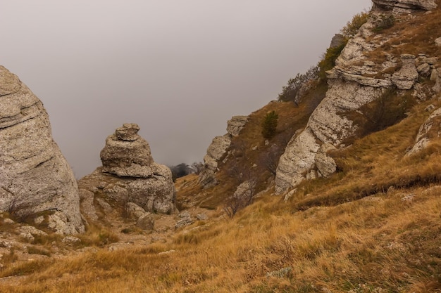 A estrada entre as rochas no topo da cordilheira Demerdzhi