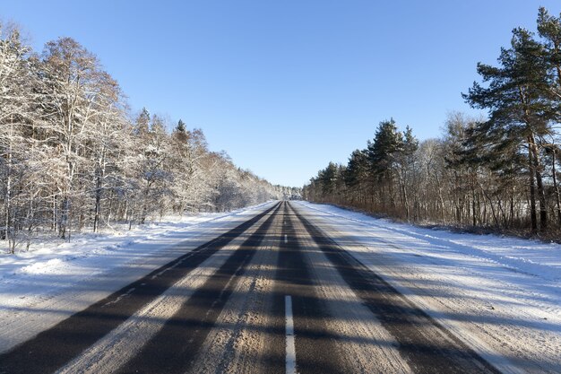 A estrada esta coberta de neve