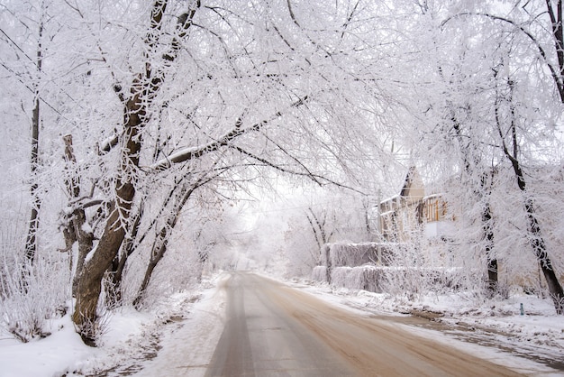 A estrada na cidade coberta de neve